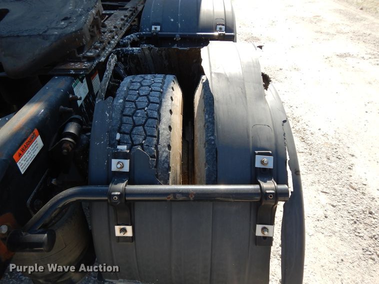 image for item DE5798 2005 Freightliner Columbia  semi truck