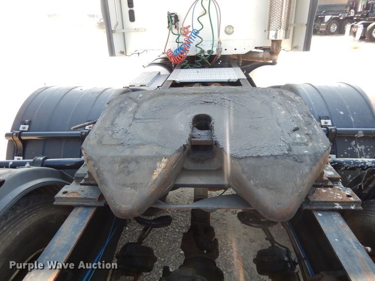 image for item DE5798 2005 Freightliner Columbia  semi truck