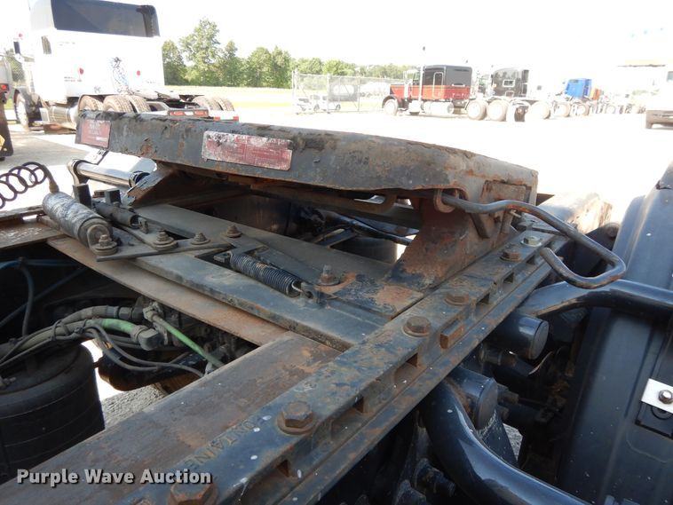 image for item DE5798 2005 Freightliner Columbia  semi truck