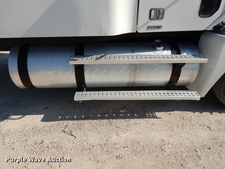 image for item DE5798 2005 Freightliner Columbia  semi truck