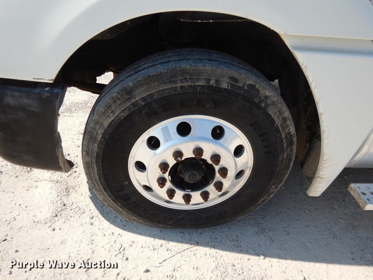 image for item DE5798 2005 Freightliner Columbia  semi truck