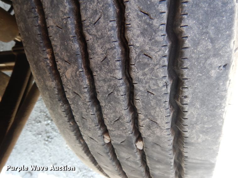 image for item DE5798 2005 Freightliner Columbia  semi truck