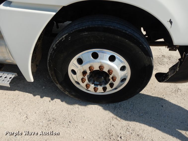 image for item DE5798 2005 Freightliner Columbia  semi truck