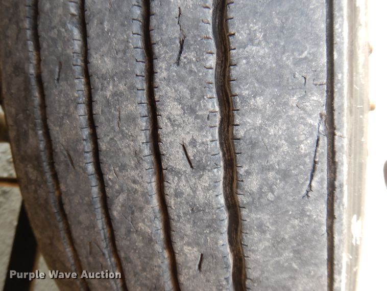 image for item DE5798 2005 Freightliner Columbia  semi truck