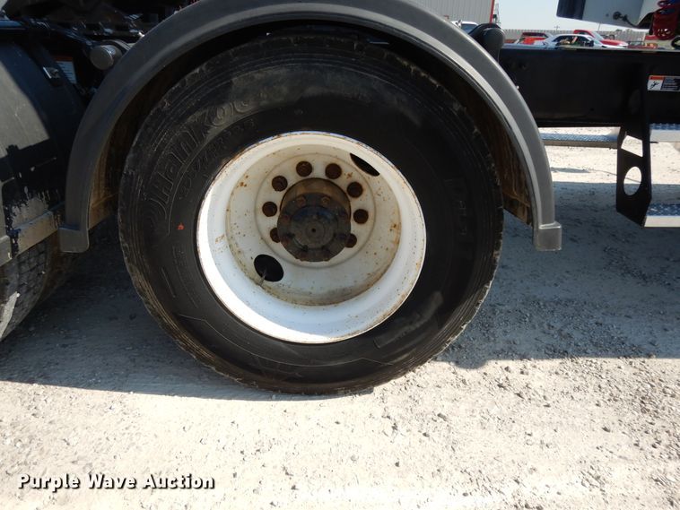 image for item DE5798 2005 Freightliner Columbia  semi truck