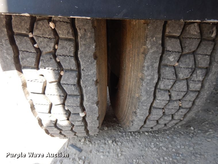 image for item DE5798 2005 Freightliner Columbia  semi truck