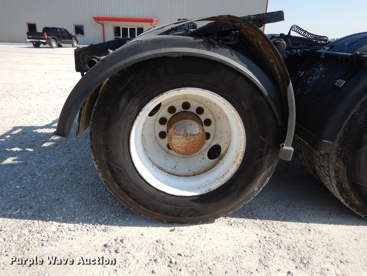 image for item DE5798 2005 Freightliner Columbia  semi truck