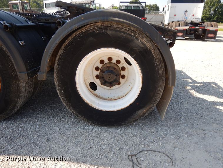 image for item DE5798 2005 Freightliner Columbia  semi truck