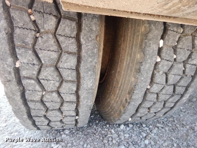 image for item DE5798 2005 Freightliner Columbia  semi truck