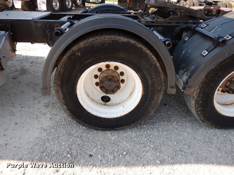 image for item DE5798 2005 Freightliner Columbia  semi truck