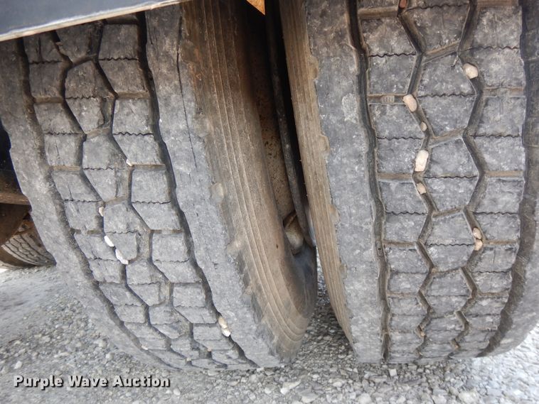 image for item DE5798 2005 Freightliner Columbia  semi truck