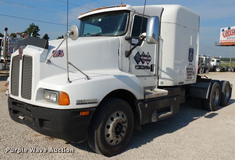 image for item DE5799 2005 Kenworth T600  semi truck