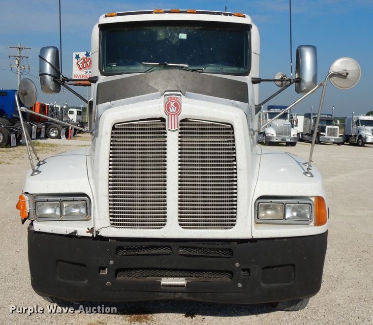 image for item DE5799 2005 Kenworth T600  semi truck