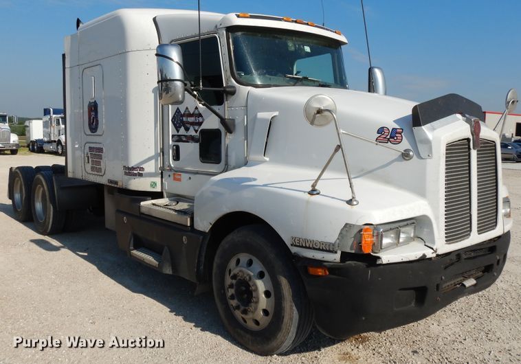 image for item DE5799 2005 Kenworth T600  semi truck
