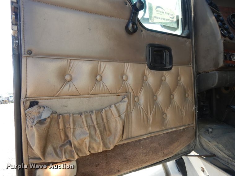 image for item DE5799 2005 Kenworth T600  semi truck