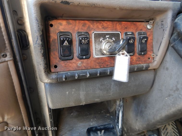 image for item DE5799 2005 Kenworth T600  semi truck