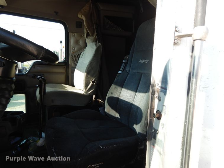 image for item DE5799 2005 Kenworth T600  semi truck