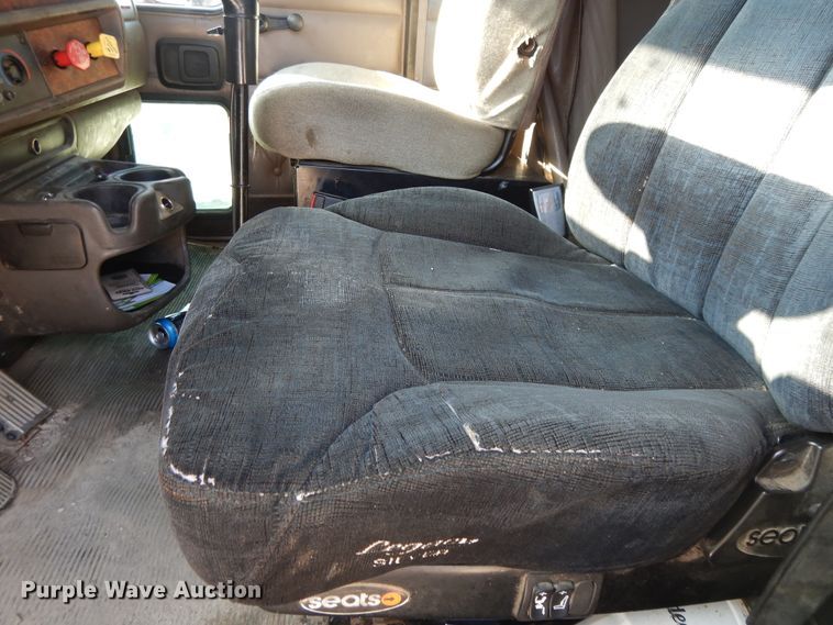 image for item DE5799 2005 Kenworth T600  semi truck