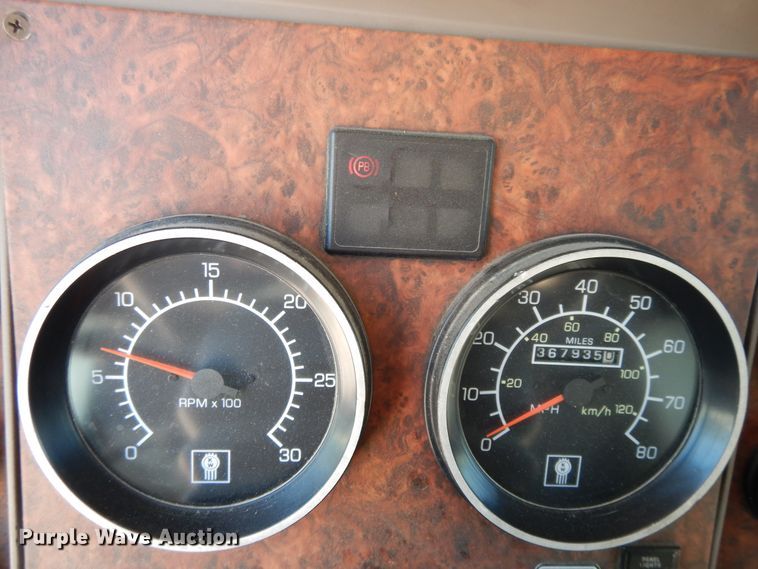 image for item DE5799 2005 Kenworth T600  semi truck