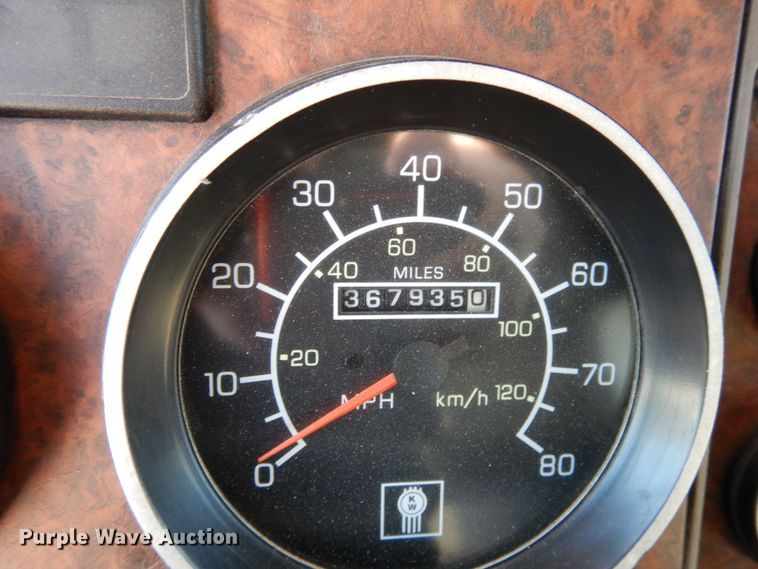 image for item DE5799 2005 Kenworth T600  semi truck