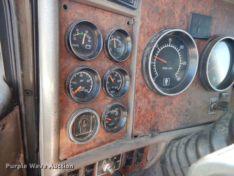 image for item DE5799 2005 Kenworth T600  semi truck