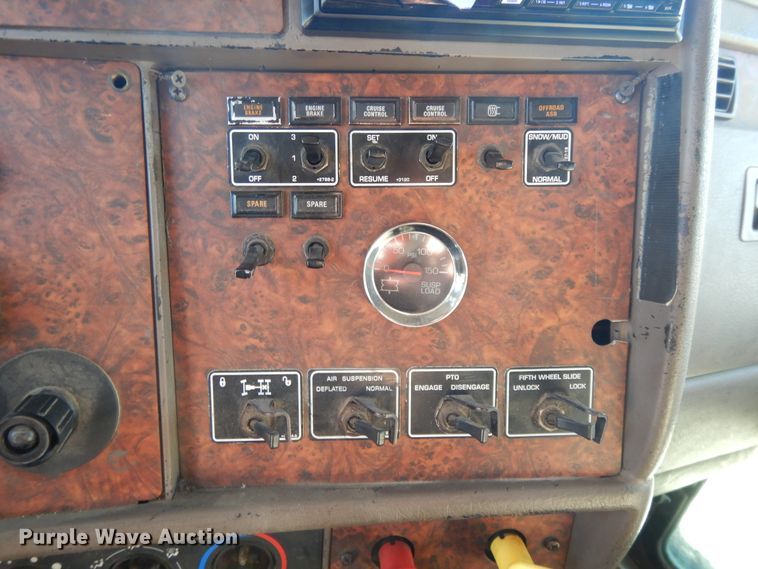 image for item DE5799 2005 Kenworth T600  semi truck