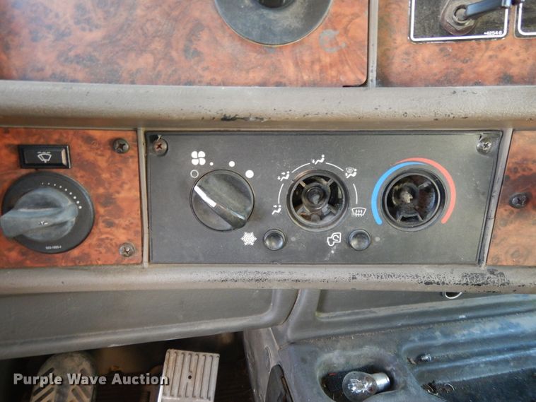 image for item DE5799 2005 Kenworth T600  semi truck