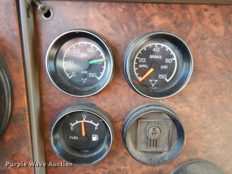 image for item DE5799 2005 Kenworth T600  semi truck