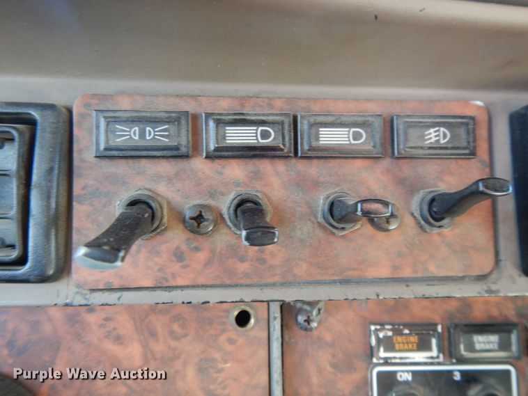 image for item DE5799 2005 Kenworth T600  semi truck