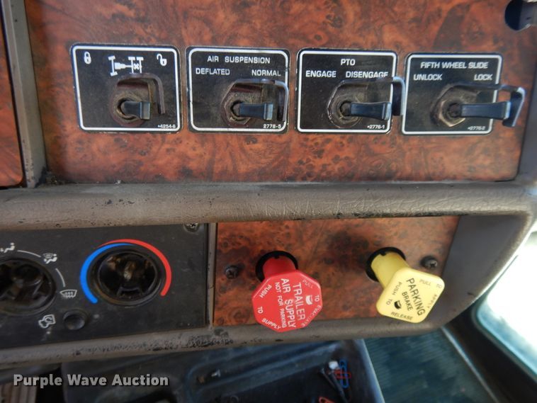 image for item DE5799 2005 Kenworth T600  semi truck