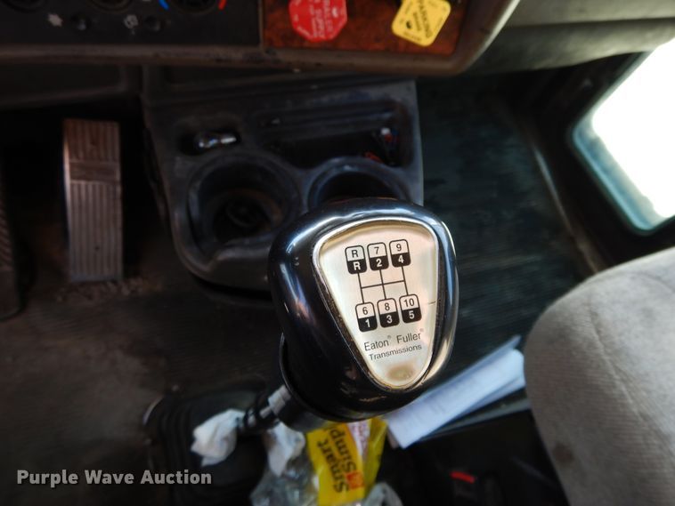 image for item DE5799 2005 Kenworth T600  semi truck