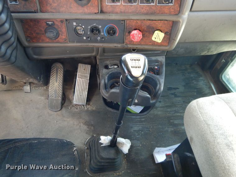 image for item DE5799 2005 Kenworth T600  semi truck