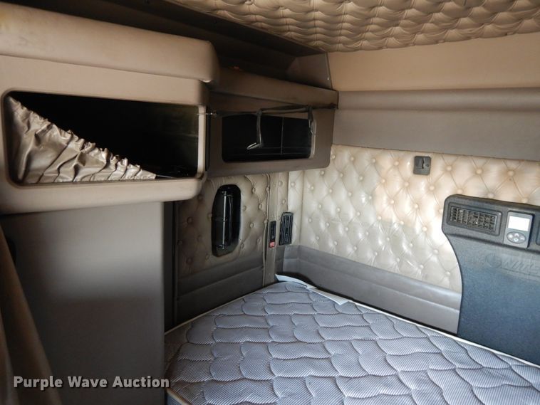 image for item DE5799 2005 Kenworth T600  semi truck