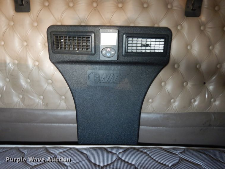 image for item DE5799 2005 Kenworth T600  semi truck