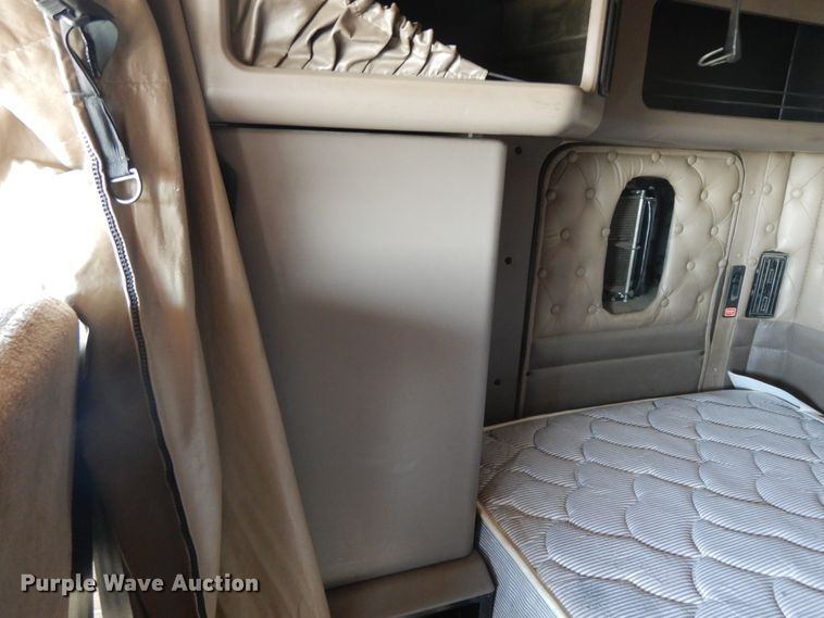 image for item DE5799 2005 Kenworth T600  semi truck