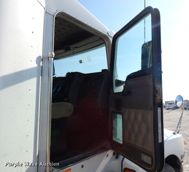 image for item DE5799 2005 Kenworth T600  semi truck