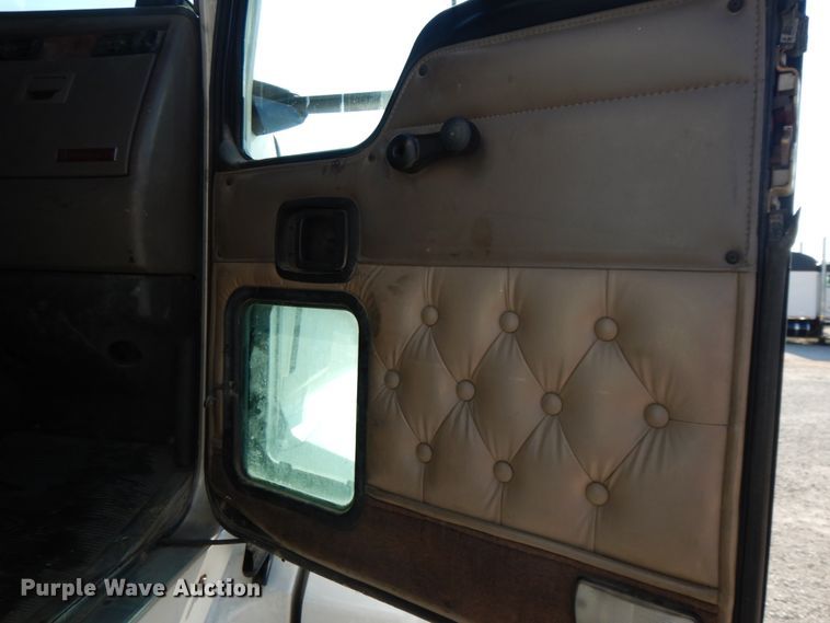 image for item DE5799 2005 Kenworth T600  semi truck