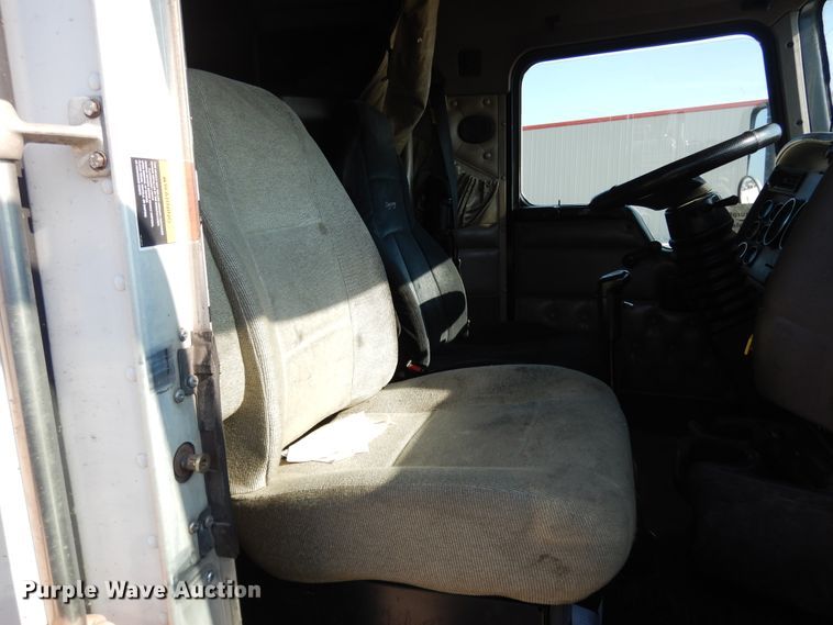 image for item DE5799 2005 Kenworth T600  semi truck