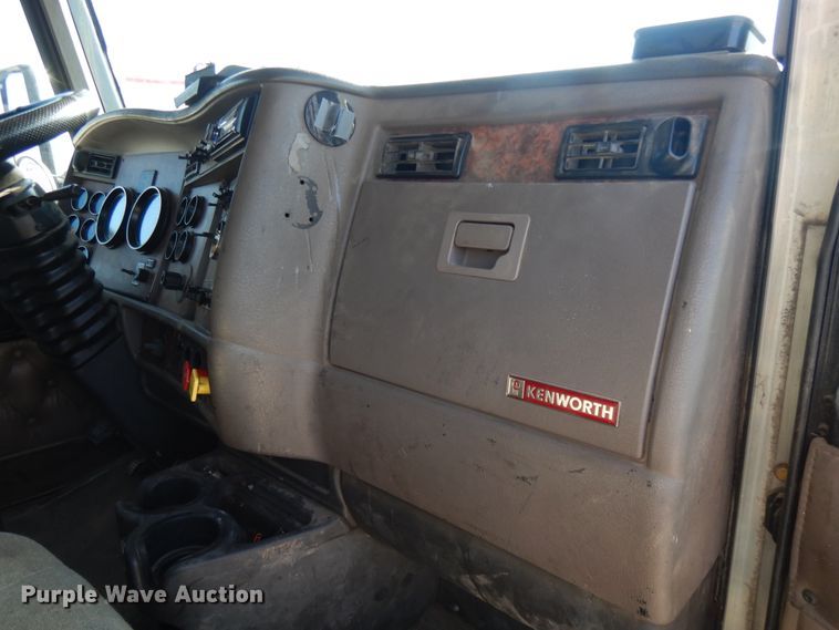 image for item DE5799 2005 Kenworth T600  semi truck