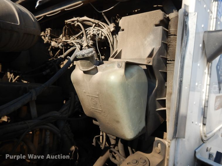 image for item DE5799 2005 Kenworth T600  semi truck