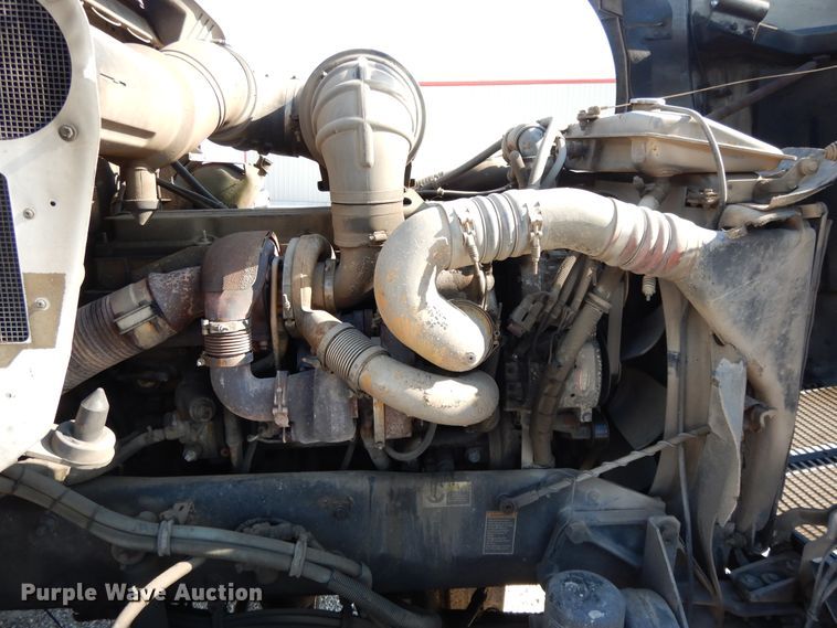 image for item DE5799 2005 Kenworth T600  semi truck