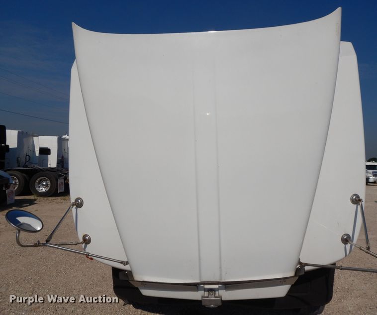 image for item DE5799 2005 Kenworth T600  semi truck