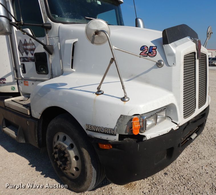 image for item DE5799 2005 Kenworth T600  semi truck