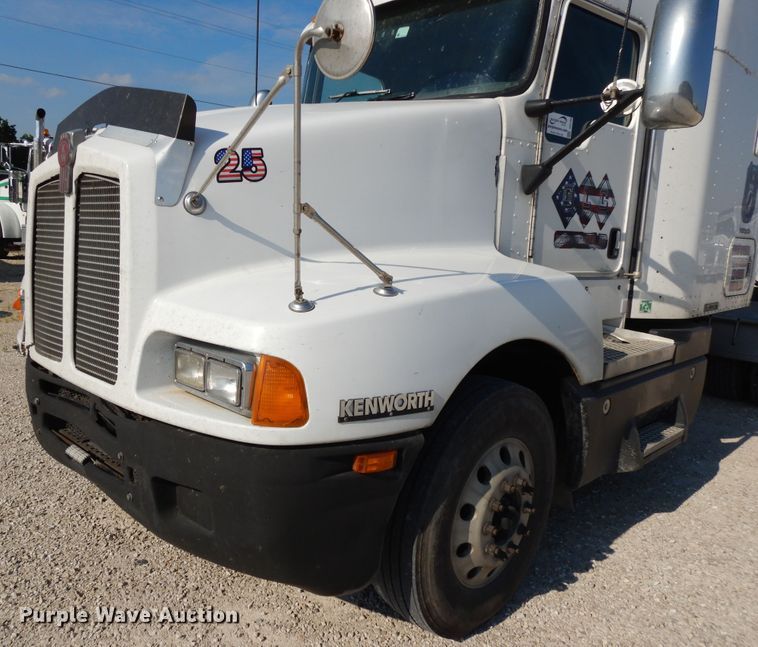 image for item DE5799 2005 Kenworth T600  semi truck