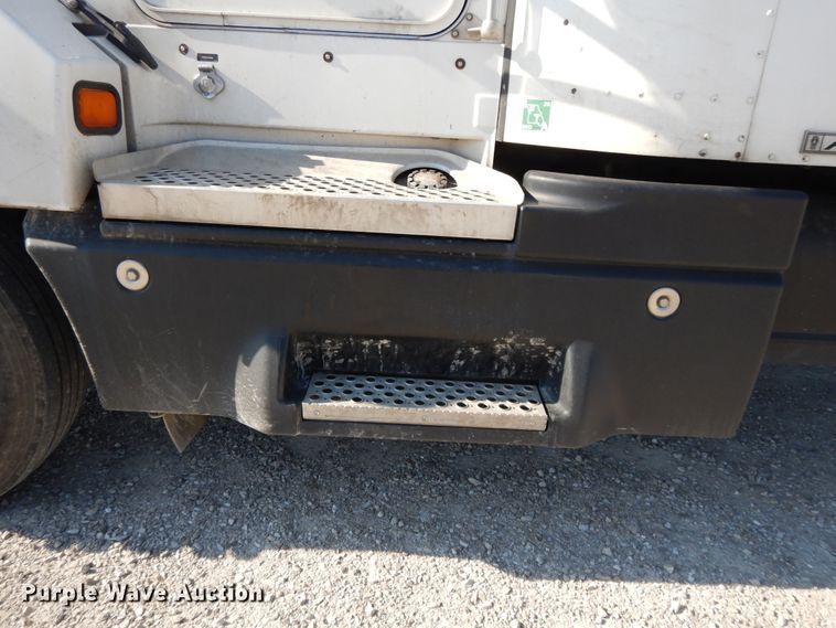 image for item DE5799 2005 Kenworth T600  semi truck