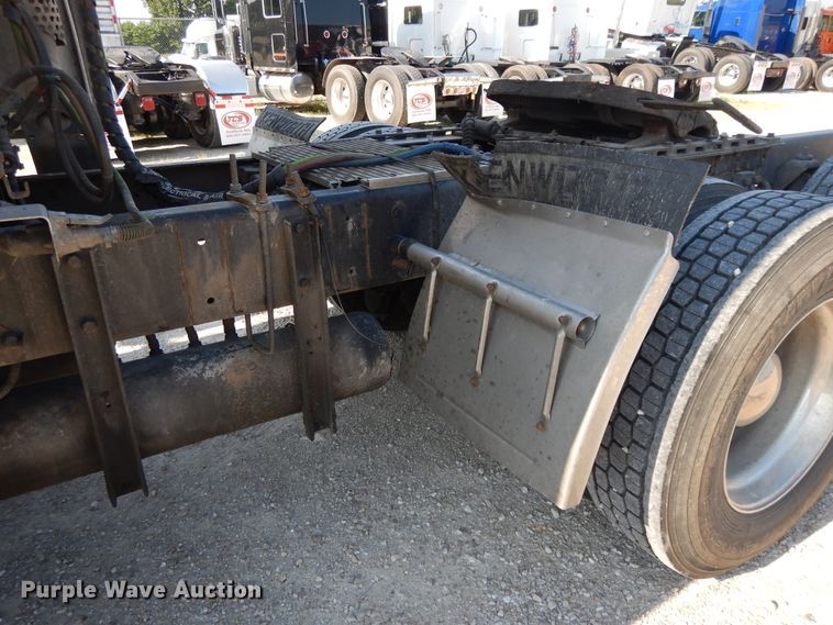 image for item DE5799 2005 Kenworth T600  semi truck