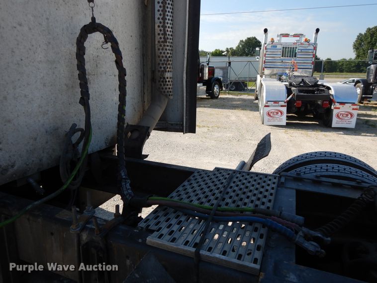 image for item DE5799 2005 Kenworth T600  semi truck