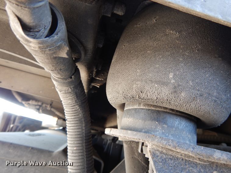 image for item DE5799 2005 Kenworth T600  semi truck