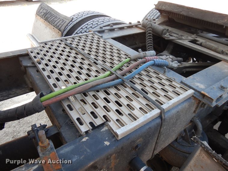 image for item DE5799 2005 Kenworth T600  semi truck