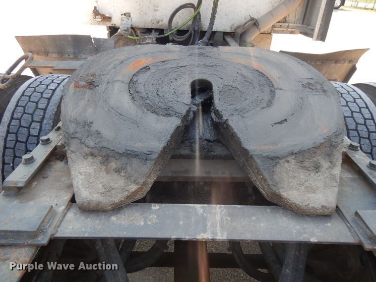 image for item DE5799 2005 Kenworth T600  semi truck